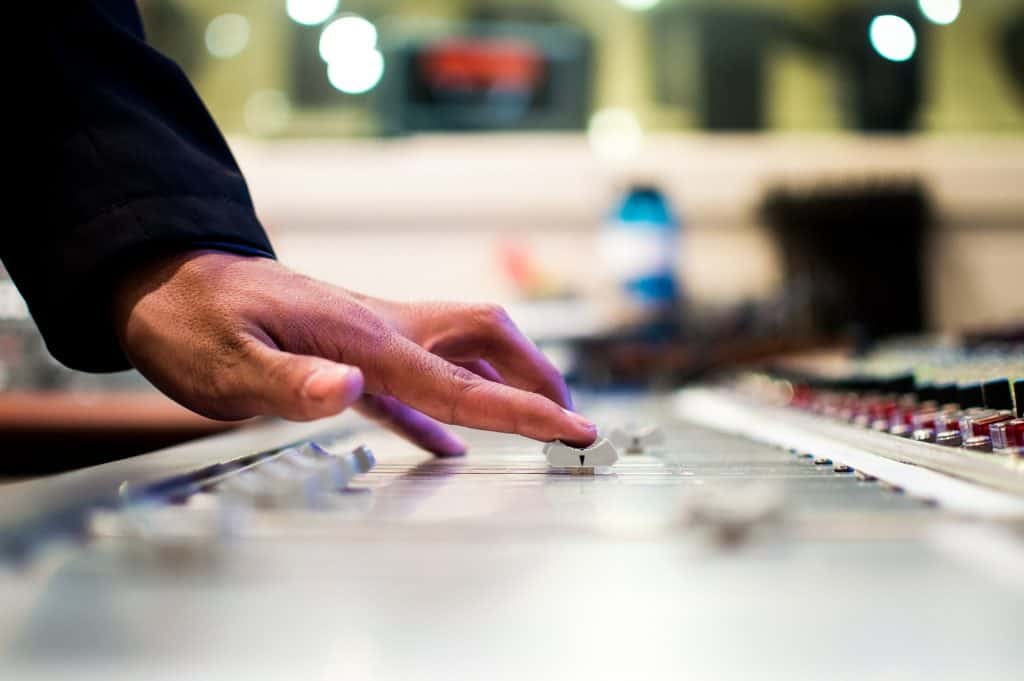 mixing desk 351478 1920 1024x681 1