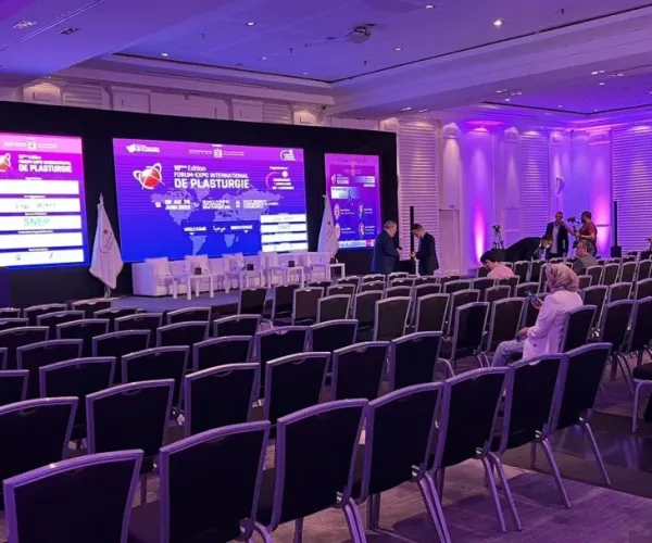 Salle de conférence équipée de matériel audiovisuel professionnel