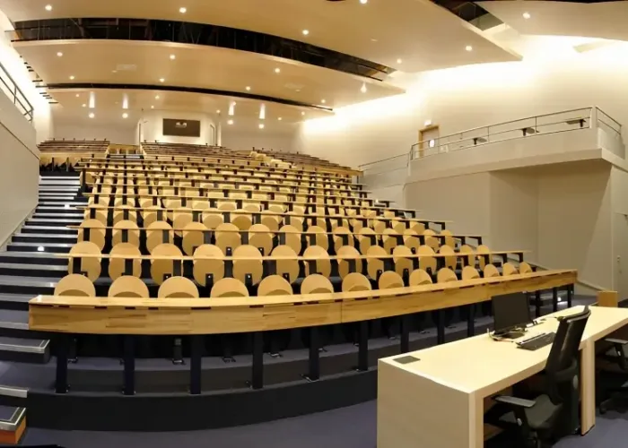 Amphithéâtre moderne équipé par AV SYSTEM avec sièges confortables et systèmes audiovisuels avancés pour des conférences et des séminaires.