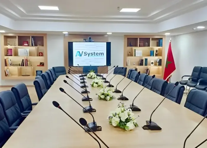 Salle de réunion moderne équipée par AV SYSTEM avec écran interactif et systèmes audiovisuels avancés pour des réunions efficaces.