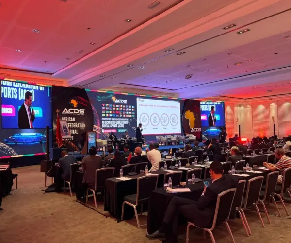 Conférence organisée par AV SYSTEM, avec orateur, grand écran et technologie audiovisuelle pour une présentation de qualité.