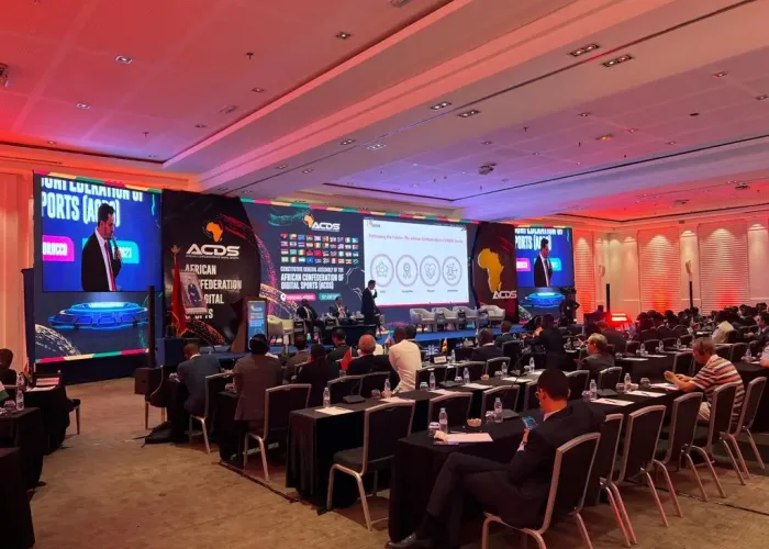 Conférence organisée par AV SYSTEM, avec orateur, grand écran et technologie audiovisuelle pour une présentation de qualité.