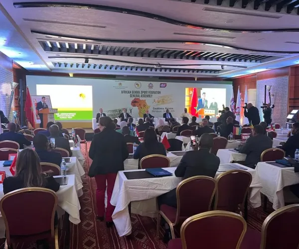 Salle de conférence élégante équipée par AV SYSTEM avec écran géant, système de vidéoconférence et sonorisation pour des événements professionnels réussis.
