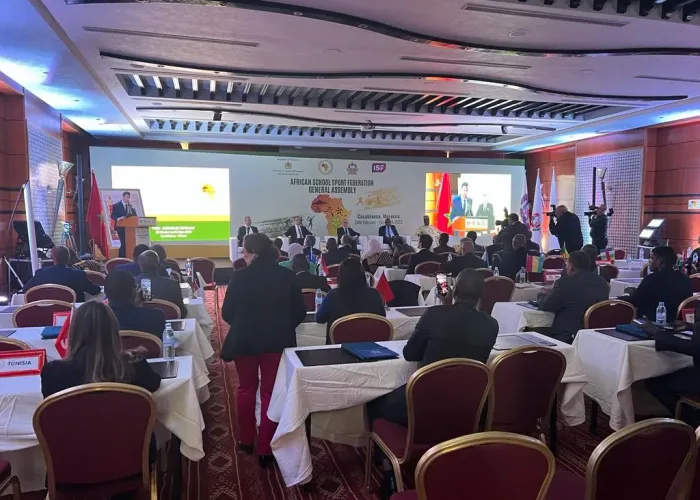 Salle de conférence élégante équipée par AV SYSTEM avec écran géant, système de vidéoconférence et sonorisation pour des événements professionnels réussis.