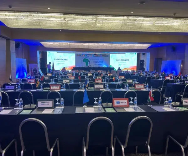 Salle de réunion moderne avec équipement audiovisuel complet par AV SYSTEM, idéale pour des réunions, séminaires et formations professionnelles.