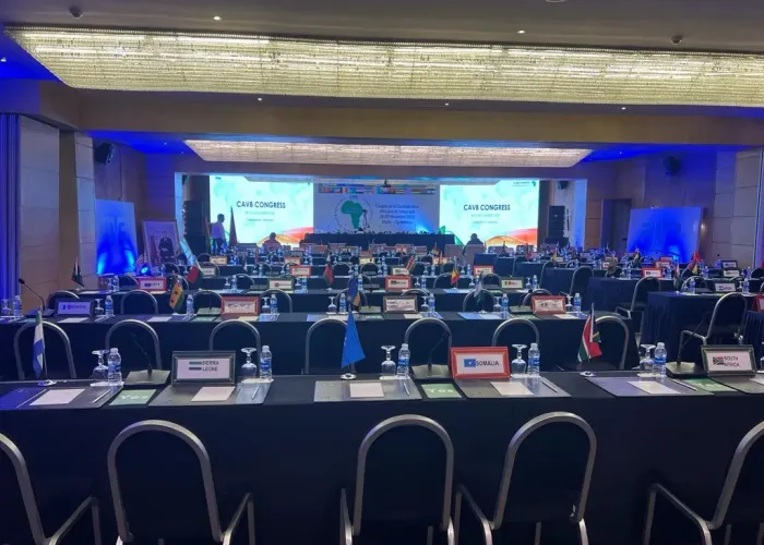 Salle de réunion moderne avec équipement audiovisuel complet par AV SYSTEM, idéale pour des réunions, séminaires et formations professionnelles.