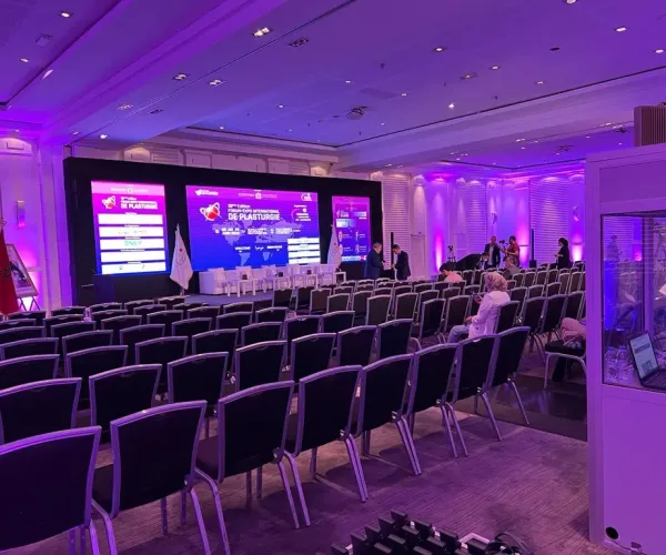 Salle de conférence équipée par AV SYSTEM, comprenant écran de projection et système audio, idéale pour des événements professionnels et des formations interactives.