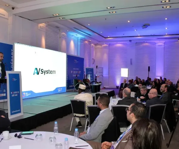 Salle de conférence équipée par AV SYSTEM avec un grand écran LED et un système audio performant, parfaite pour des présentations et des événements professionnels.