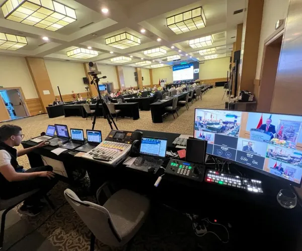 Matériel audiovisuel professionnel comprenant des microphones, caméras et systèmes de sonorisation dans une salle de conférence moderne