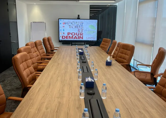 Image d'une grande salle de réunion interactive équipée par AV SYSTEM, illustrant un environnement moderne avec des technologies audiovisuelles avancées pour des échanges collaboratifs.