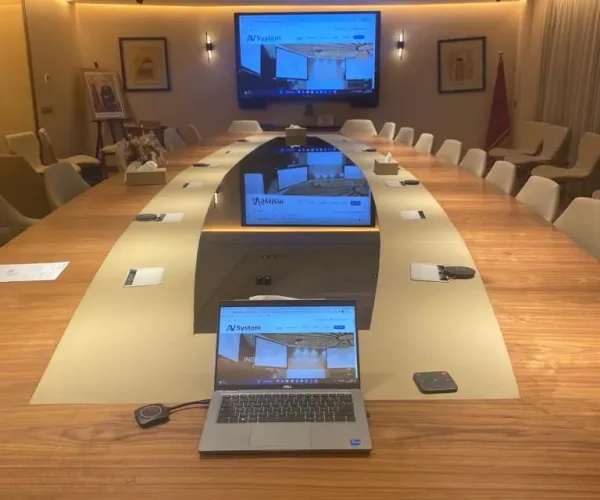 Salle de réunion moderne équipée par AV SYSTEM avec mobilier ergonomique et technologies audiovisuelles pour des réunions efficaces.