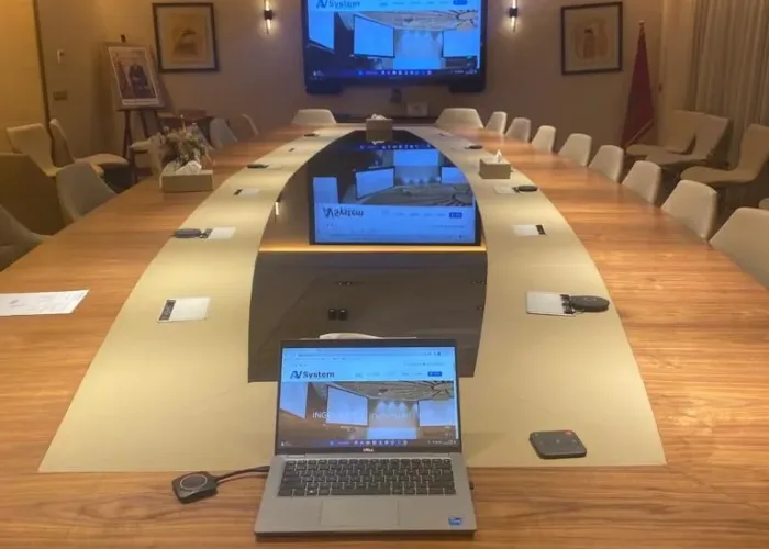 Salle de réunion moderne équipée par AV SYSTEM avec mobilier ergonomique et technologies audiovisuelles pour des réunions efficaces.
