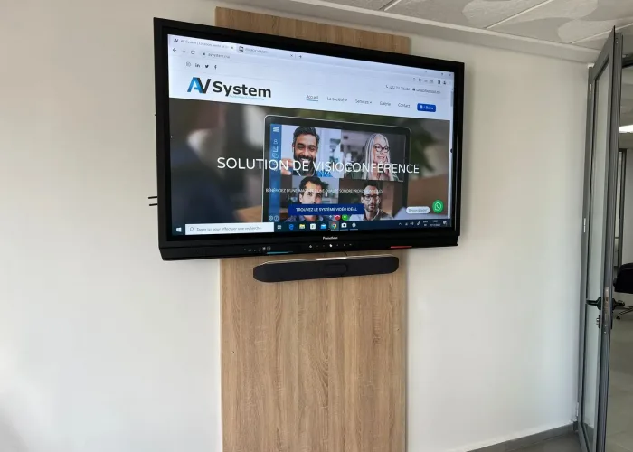 Écran interactif de présentation équipé par AV SYSTEM, offrant haute résolution et connectivité pour des sessions engageantes.