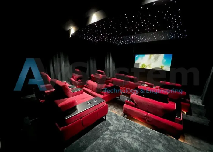 Salle de cinéma équipée par AV SYSTEM, avec écran géant et système de son surround pour une expérience audiovisuelle immersive.