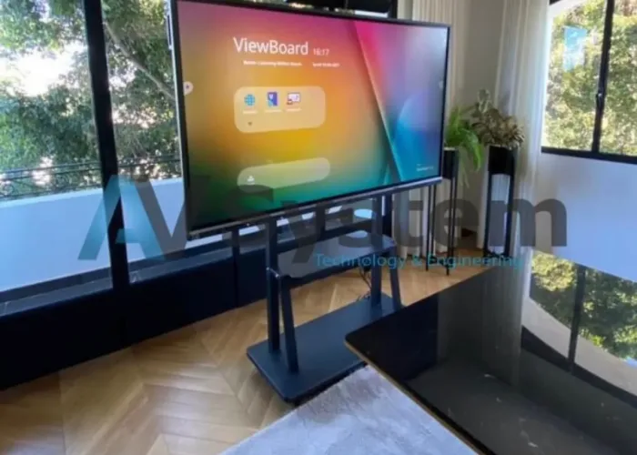 Salle de formation équipée par AV SYSTEM, comprenant un écran interactif et des solutions audiovisuelles modernes pour une expérience d'apprentissage immersive.
