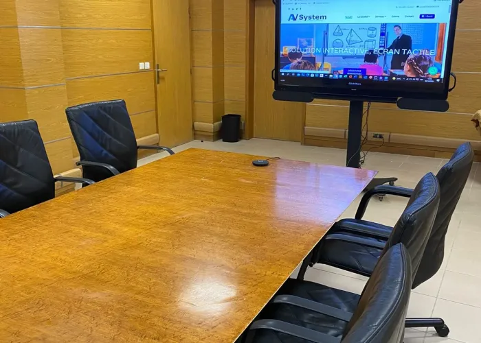 Salle de formation équipée avec solutions audiovisuelles modernes, projecteurs, écrans et système de sonorisation pour une expérience immersive.